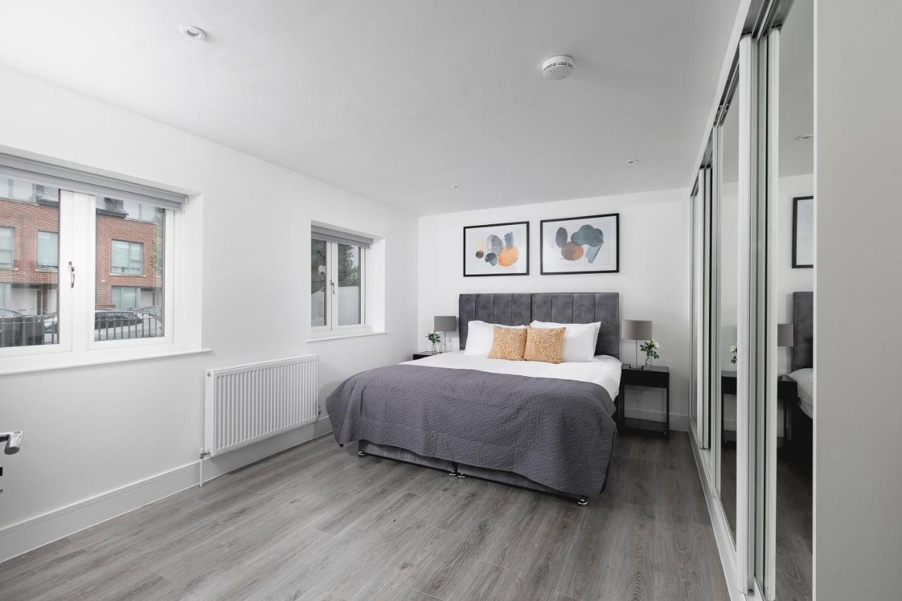 Skyvillion - London Enfield Chase Apartments With Parking & Wifi Экстерьер фото