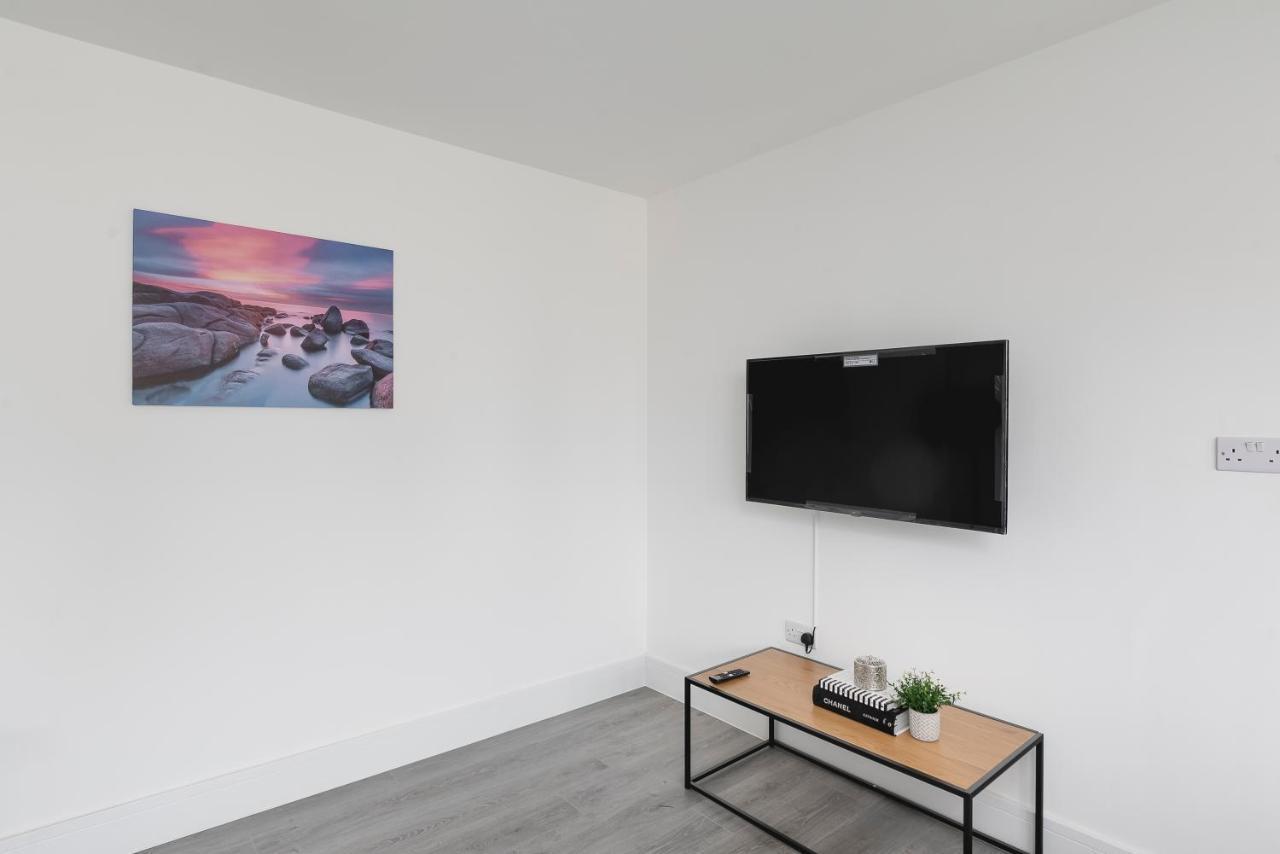 Skyvillion - London Enfield Chase Apartments With Parking & Wifi Экстерьер фото