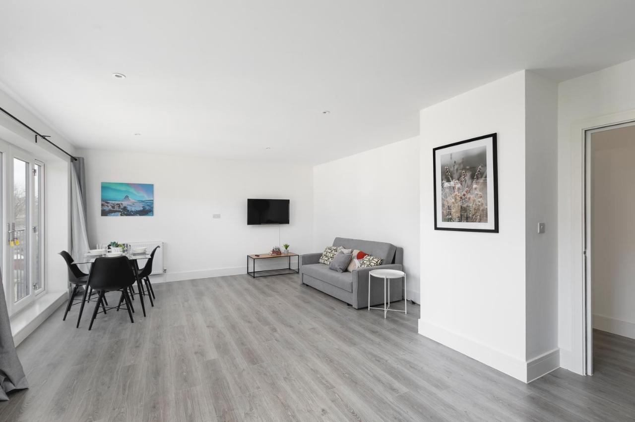 Skyvillion - London Enfield Chase Apartments With Parking & Wifi Экстерьер фото